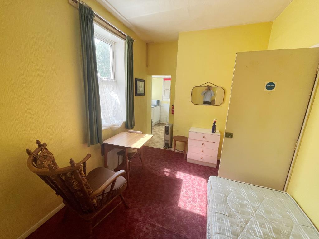 Lot: 94 - SEVEN-BEDROOM INVESTMENT OPPORTUNITY - Bedroom three